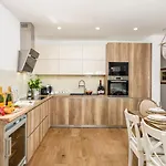 Village By Villsy - With Heated Pool, Spa, Private Tennis Court, Golf Court, Basketball Court And Playroom ヴィラ