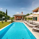 ヴィラ Village By Villsy - With Heated Pool, Spa, Private Tennis Court, Golf Court, Basketball Court And Playroom Tinjan