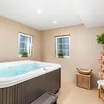 Village By Villsy - With Heated Pool, Spa, Private Tennis Court, Golf Court, Basketball Court And Playroom ヴィラ Tinjan